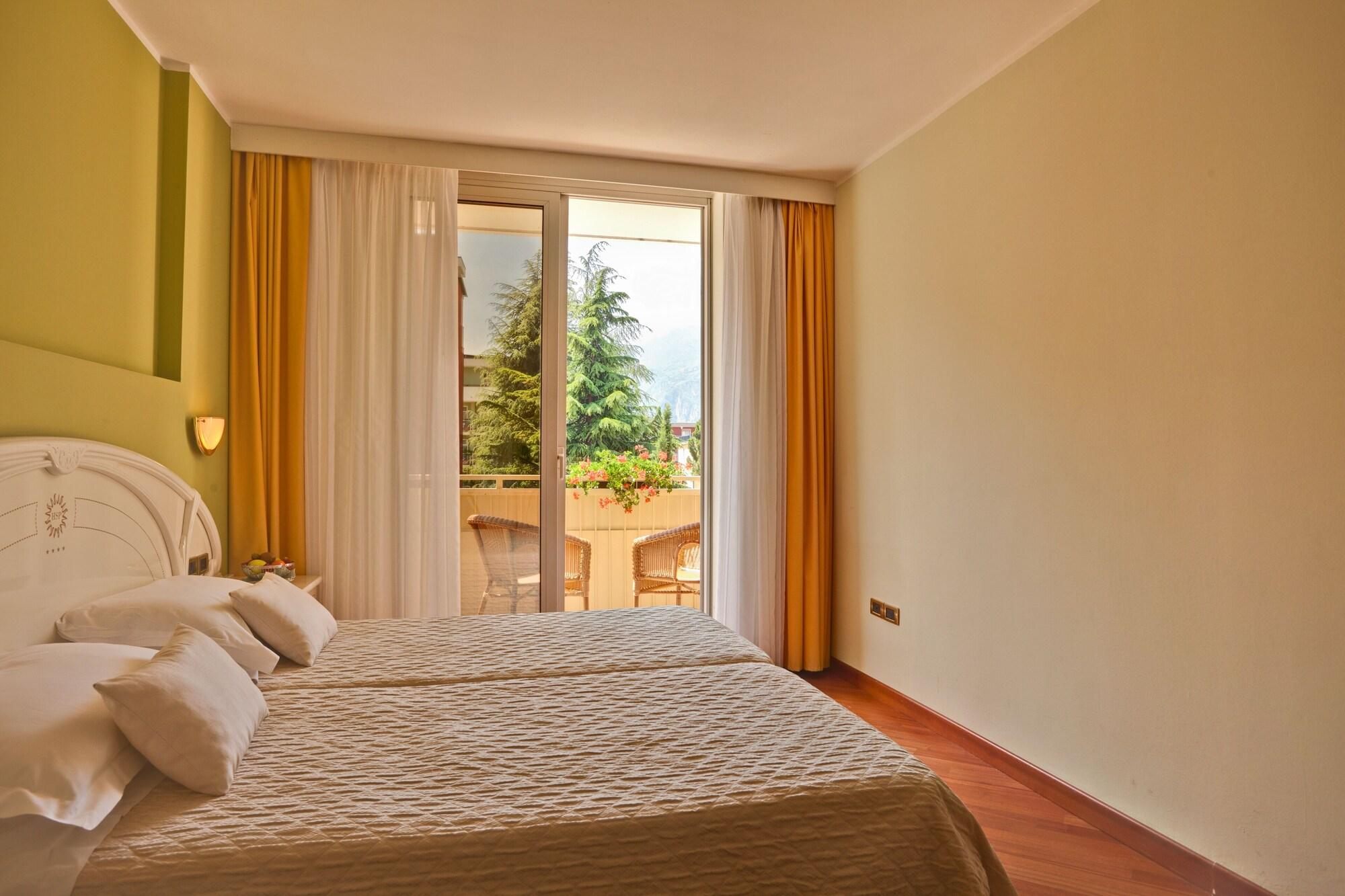 Hotel Garda - Tonellihotels Riva del Garda Exterior photo